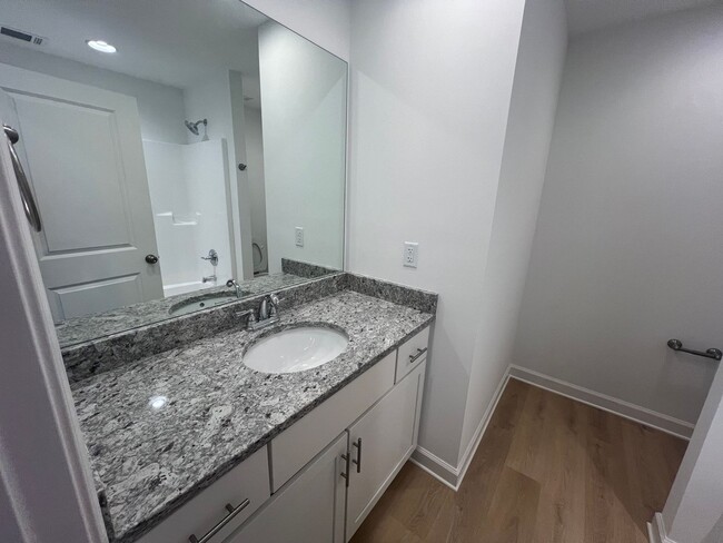 Building Photo - Newly built 3 bedroom 2 bathroom in East T...