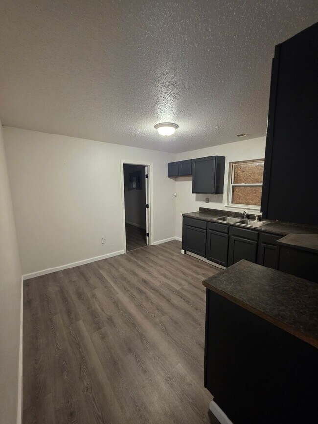 Building Photo - Cute and Cozy 4 bed 1 bath home