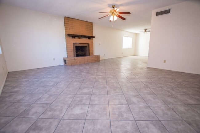 Building Photo - Welcome to this delightful 3-bedroom, 2-ba...
