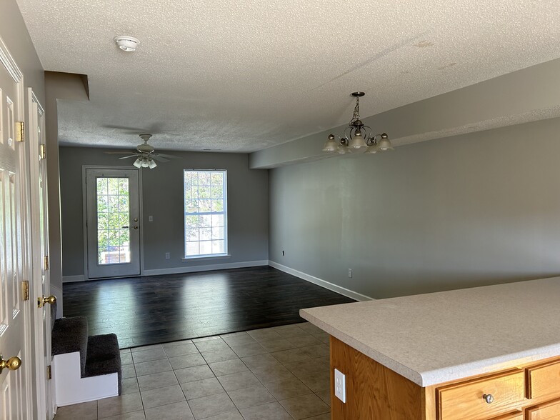 Open floor plan - 2702 Lantern Walk SE