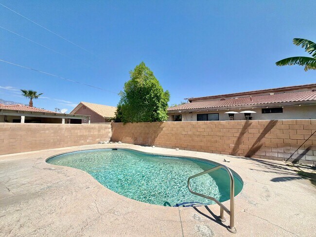 Building Photo - AVAILABLE NOW!! 3 Bedroom / 2 Bathroom Townhouse with pool in Cathedral City