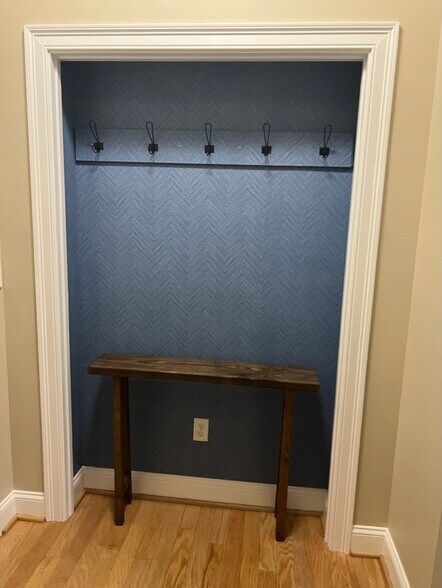 Entry Nook - 66 Landing Ln