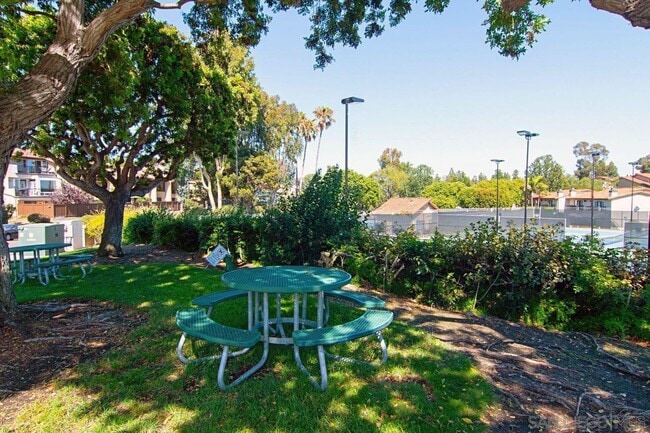 Building Photo - Three Bedroom Townhome with Two-Car Garage