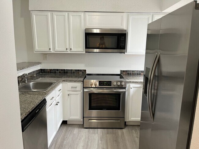 Primary Photo - 2/2 Condo in Winter Park Woods!