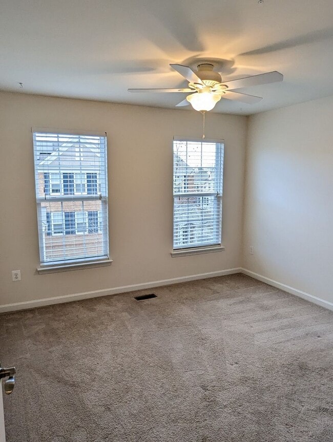 Building Photo - Gorgeous 3 level townhouse in North Potoma...