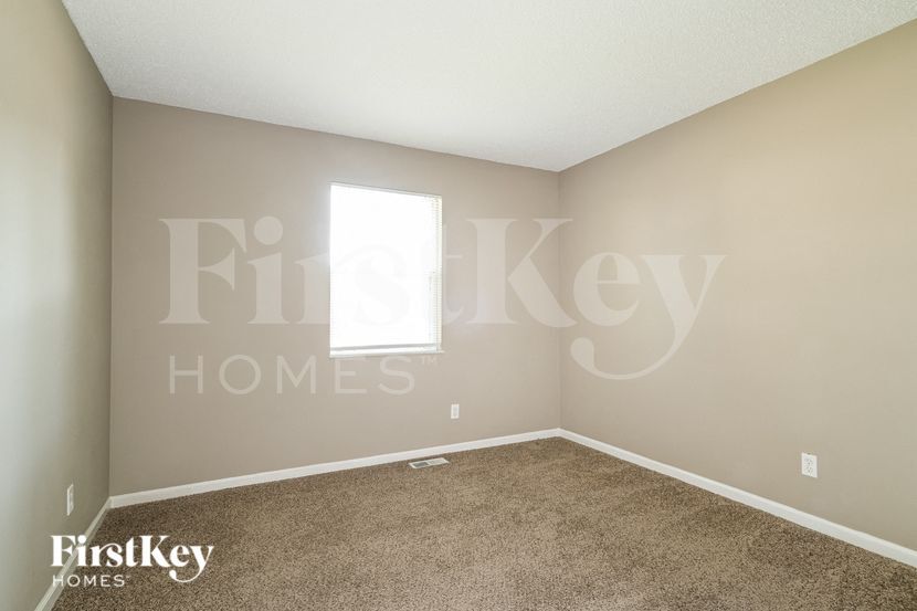 Building Photo - 125 Lake Point Dr