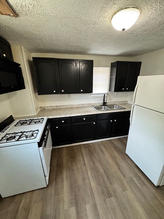 Building Photo - 3 bedroom 2 bath house