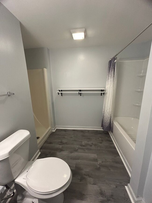 Building Photo - Large 4 bedroom 3 bathroom house in the he...