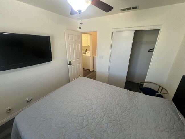 Building Photo - Spacious 4-Bedroom Home in Desirable Apple Valley Neighborhood