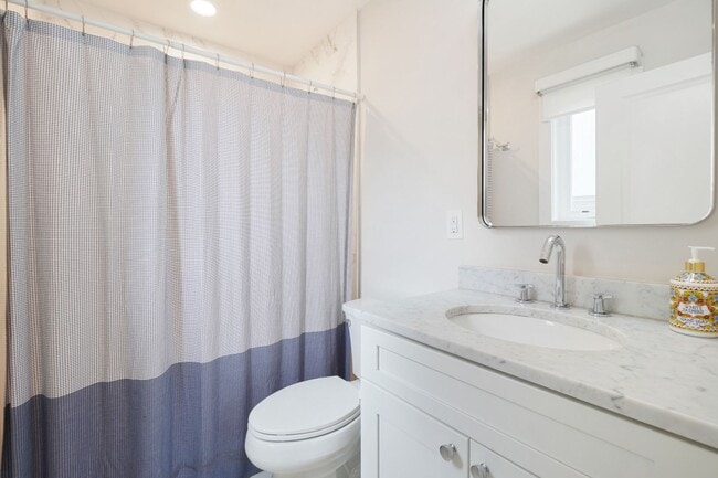 Building Photo - ELEGANT AND SPACIOUS 5 BEDROOM 3 FULL BATHROOM HOME IS AVAILABLE 3-1-2026  IN THE ROSEMARY HILLS ...