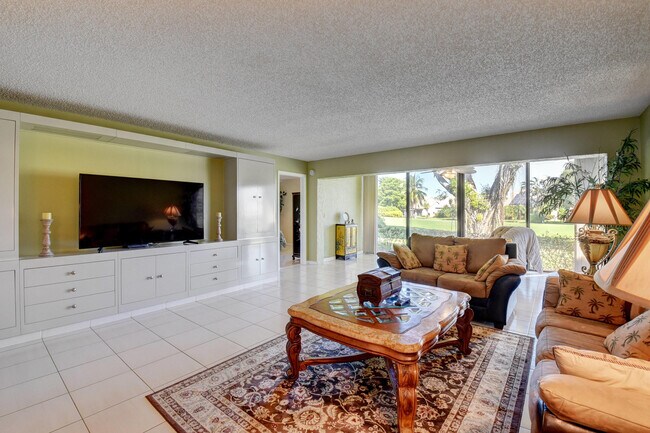 Building Photo - 5673 Fairway Park Dr