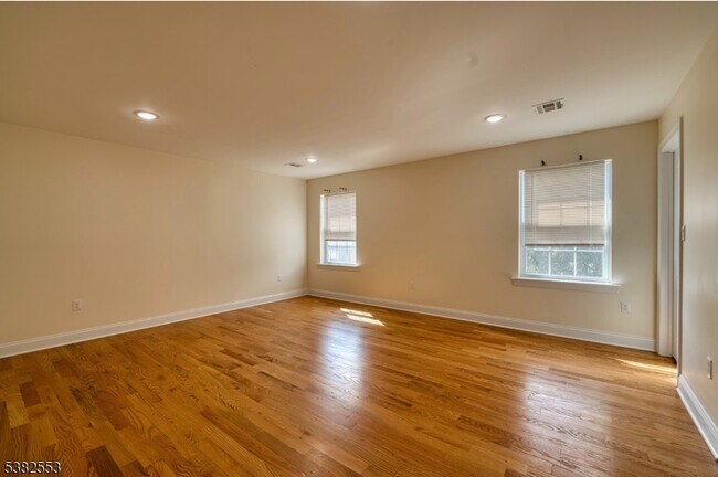 Building Photo - 573 S 18th St