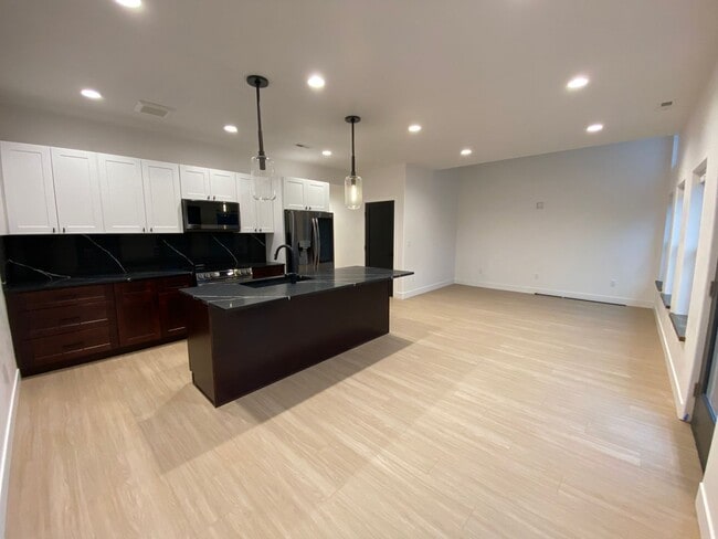 Building Photo - Townhome Driggs! 3 bedroom / 2.5 bath with...