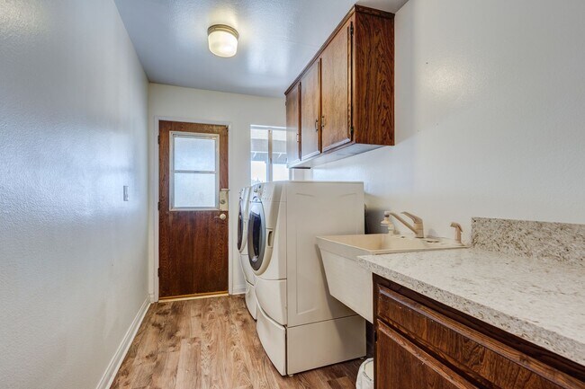 Building Photo - 15293 Golden Star Ave