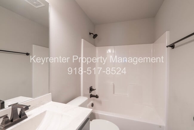 Building Photo - 3 Bed | 2 Bath in Broken Arrow!