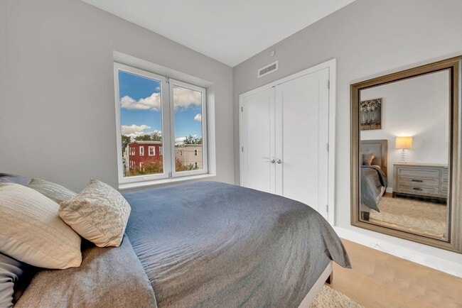 Building Photo - 932 Broadway