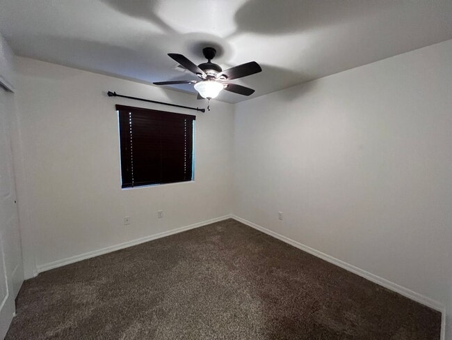 Building Photo - 4 BEDROOM POOL & SOLAR HOME