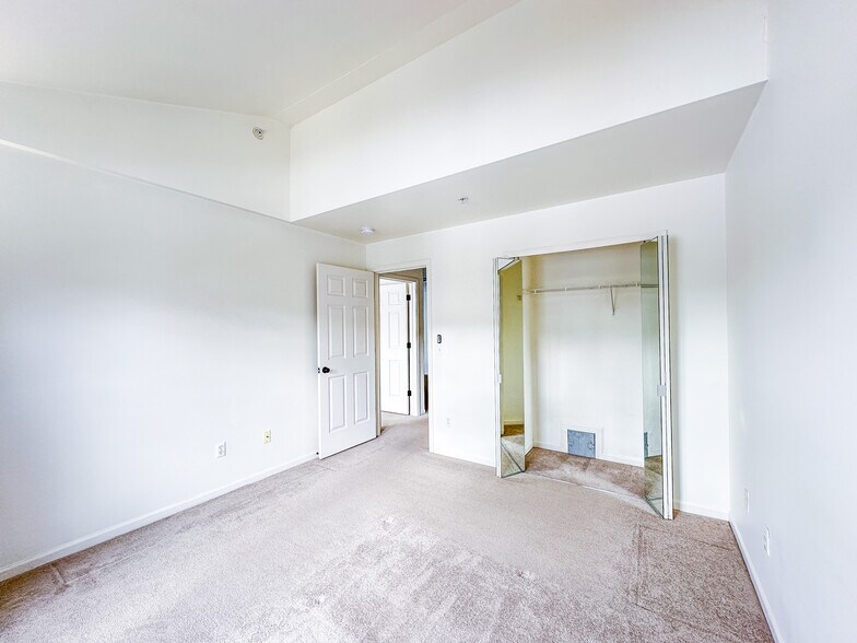 Building Photo - 1872 Lindsay Ln