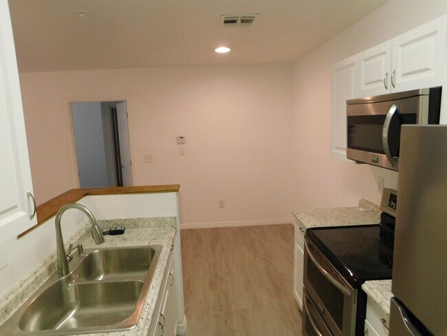 Building Photo - 2 Bed 2 Bath Split Plan Condo at Sunset Lake on Turkey Lake