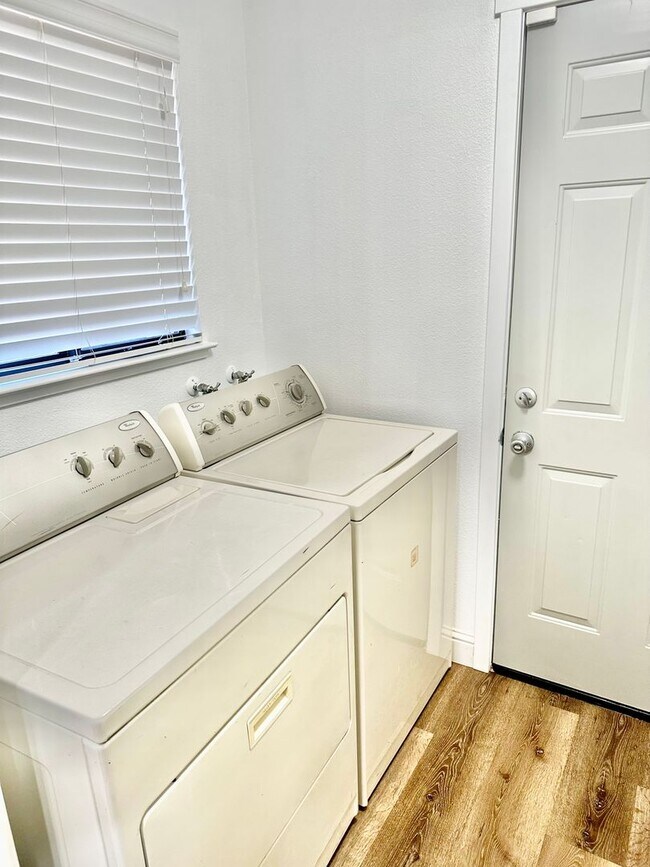 Building Photo - Fully Remodeled 3/2 in Northwest Fresno