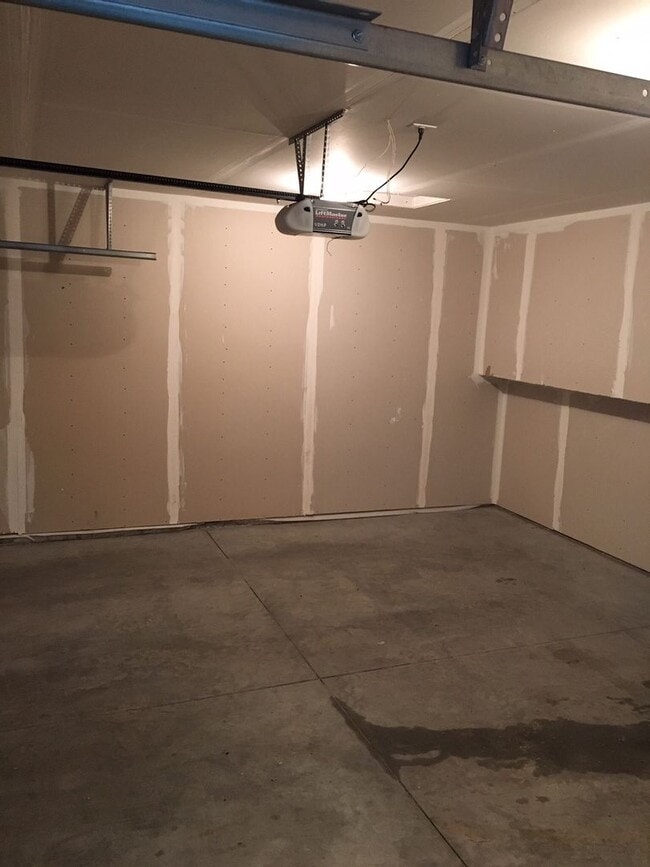 Building Photo - 3 Bed 3 Bath Twin Home