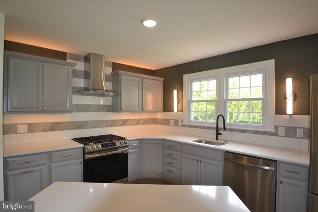 Building Photo - 1436 E Lamplighter Ln