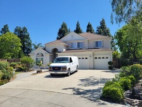 Building Photo - Large Modern Home with Pool