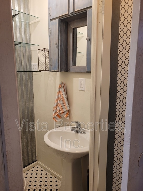 Building Photo - 1121 Elm St