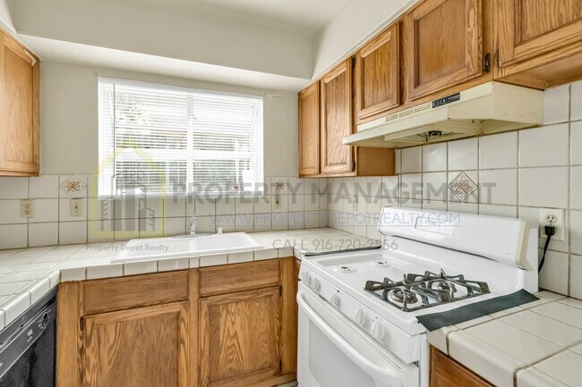 Building Photo - 3 bedroom 2 baths available in a gate community