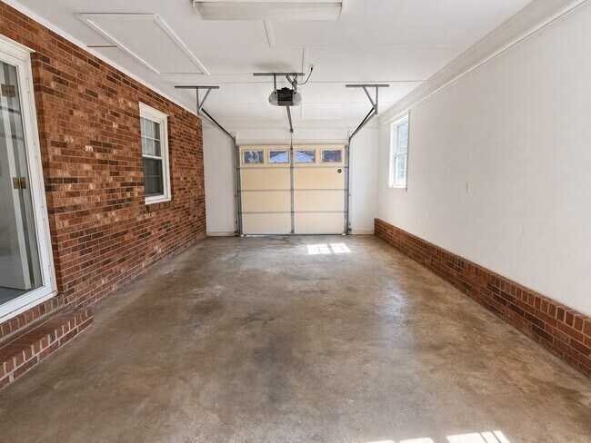 Building Photo - 813 Branchwood Dr