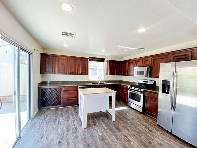 Building Photo - 4 BEDROOM + DEN 3 BATH HOME IN NORTHWEST
