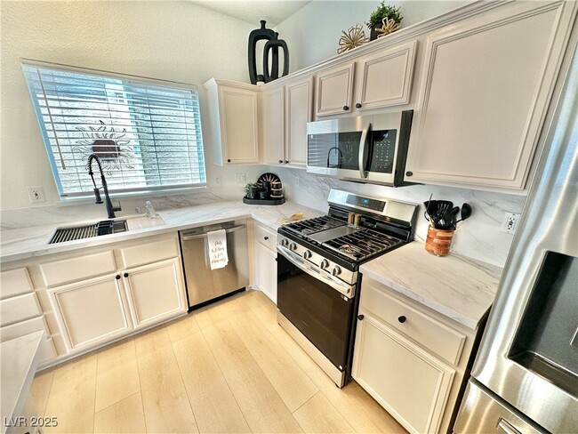 Building Photo - 10195 Queensbury Ave