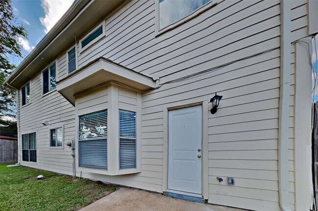 Building Photo - 4715 Brooklawn Dr