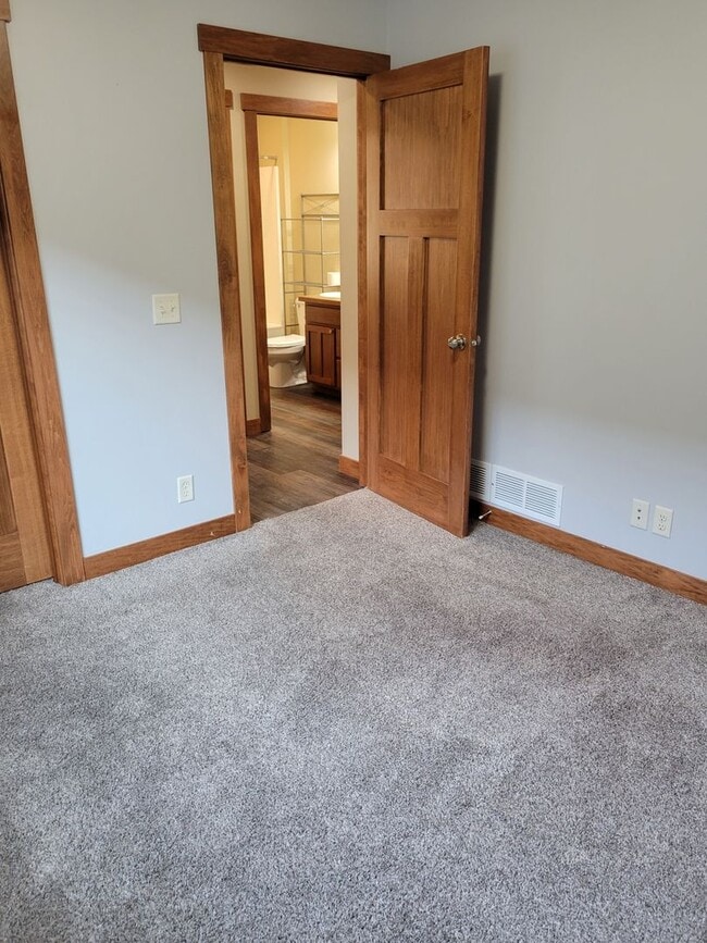 Building Photo - One Level Townhouse