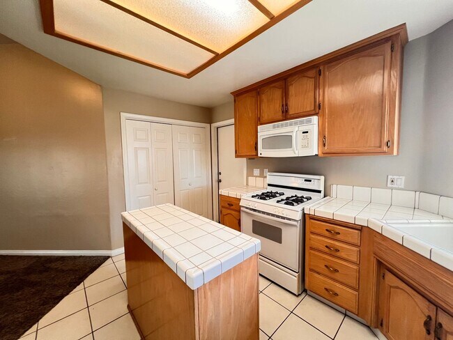 Building Photo - SOUTHWEST BAKERSFIELD- POOL