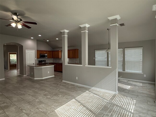 Building Photo - 16126 Saxon Hollow Ln