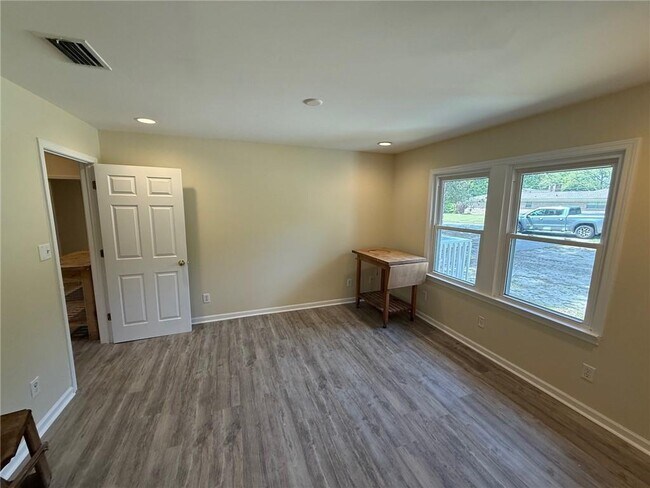 Building Photo - 5011 Highcrest Dr