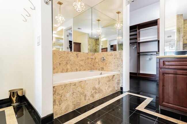 Building Photo - Fully Furnished High Rise with Wynn Golf Course Views!