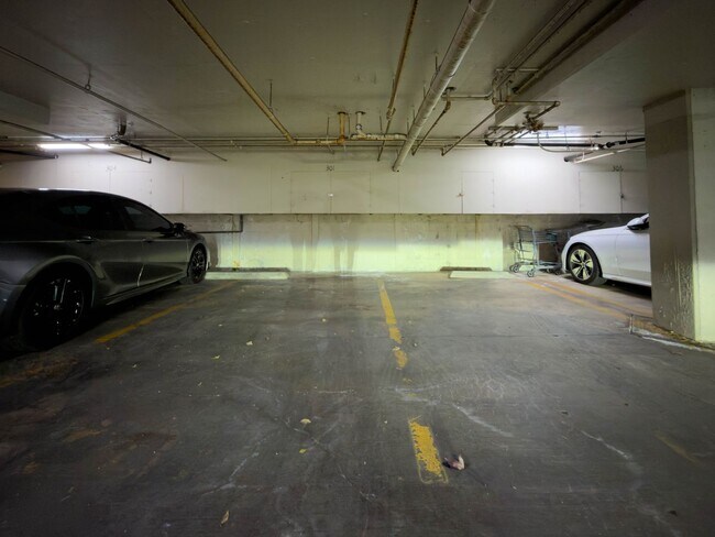 Building Photo - Spacious 3BR Condo in Downtown Glendale!