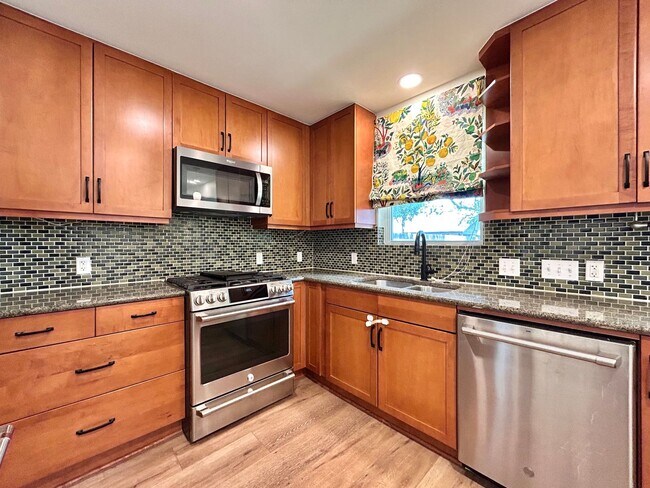 Building Photo - 4 Bed / 2 Bath Home with Covered Porch, Su...