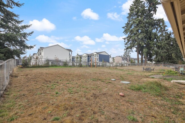 Building Photo - Move in Ready now! Easy JBLM commute, 3 be...