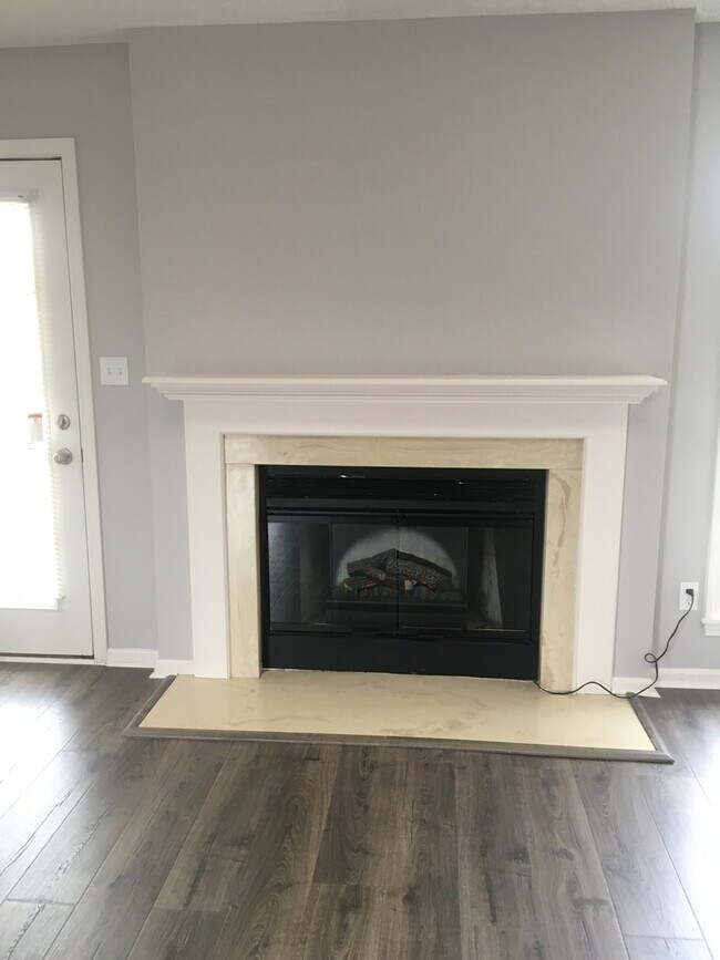 Building Photo - Beautifully Renovated 3 Bedroom 2 Bath Hou...