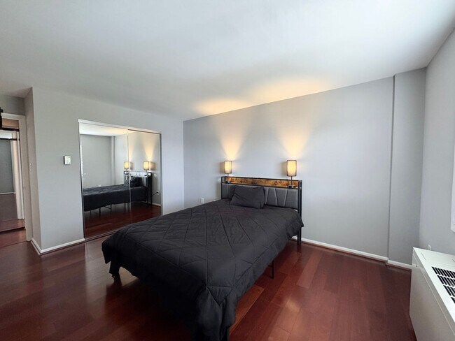 Building Photo - Light-filled Contemporary 1 Bedroom 1 Bath...