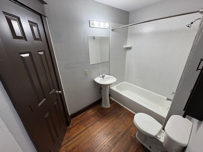 Building Photo - Large Kitchen, Hardwood Floors, Laundry included