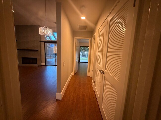 Building Photo - Gorgeous 3-Bedroom House in Gold River with pool