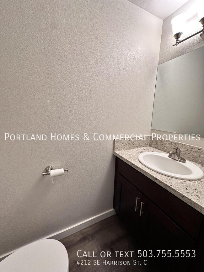 Building Photo - Recently Updated 2-Bd Milwaukie 4-Plex. Ne...