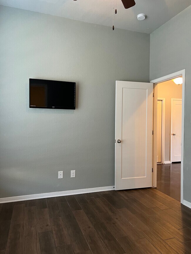 Building Photo - 8119 Redbrush