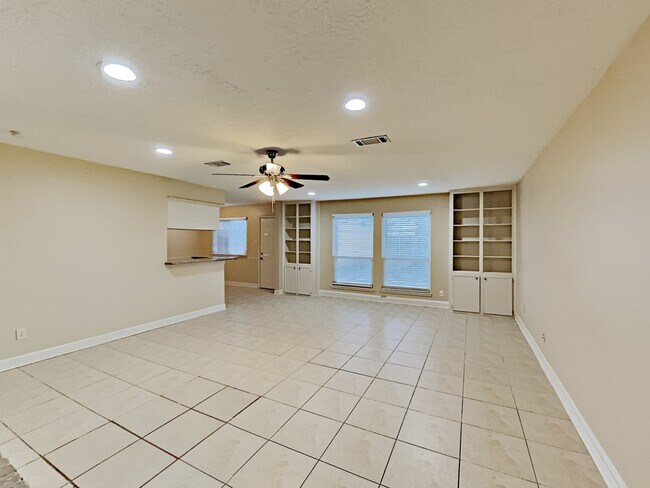 Building Photo - 16395 Havenpark Dr