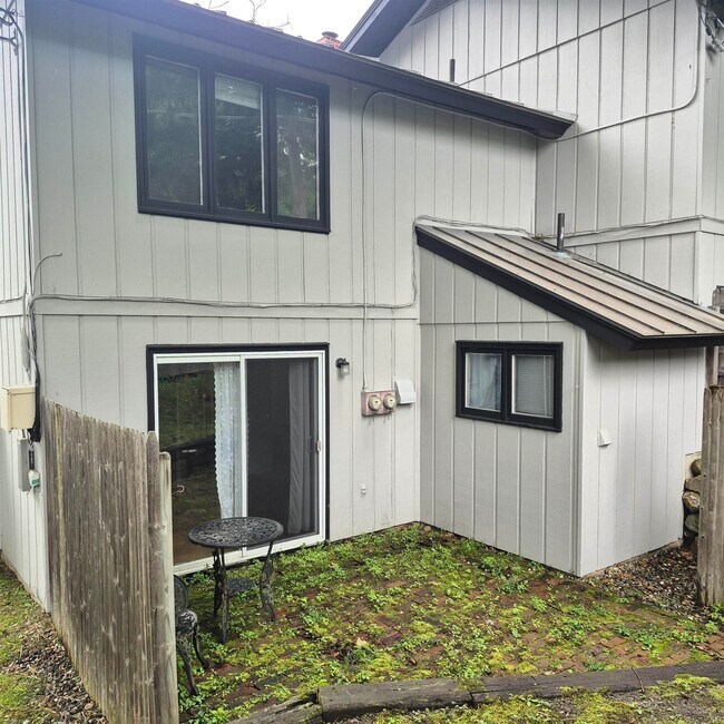 Building Photo - 12 Oakwood Dr