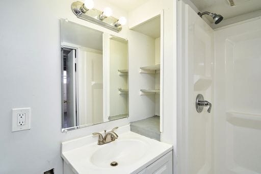 Building Photo - Renovated 3 bedroom 2 Bath home in Goodyea...